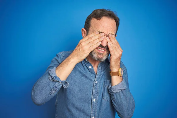 Hombre Mayor Guapo Mediana Edad Con Cabello Gris Sobre Fondo —  Fotos de Stock