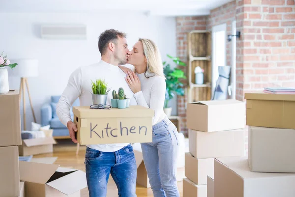 Jovem Casal Bonito Beijando Caixas Papelão Movimento Nova Casa — Fotografia de Stock