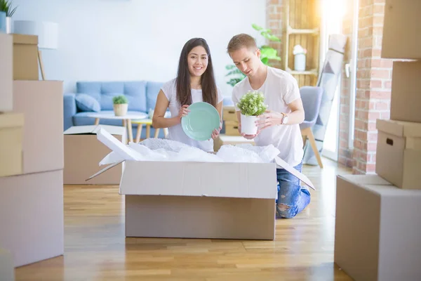 Jovem Casal Bonito Nova Casa Torno Caixas Papelão — Fotografia de Stock