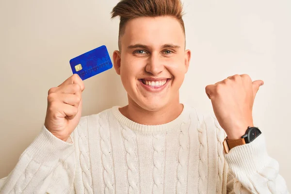 Joven Hombre Guapo Sosteniendo Tarjeta Crédito Sobre Fondo Blanco Aislado — Foto de Stock