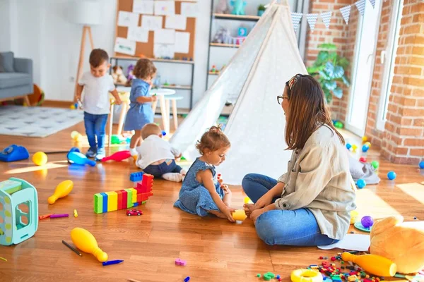 Schöne Lehrerin Und Kleinkindgruppe Spielen Kindergarten Viel Spielzeug — Stockfoto