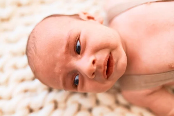 自宅のソファの上に毛布の上に寝そべっている愛らしい赤ちゃん 新生児の泣き声 — ストック写真