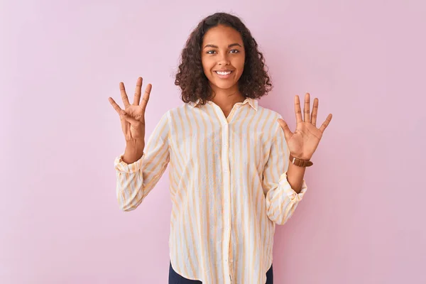 Jovem Brasileira Vestindo Camisa Listrada Sobre Fundo Rosa Isolado Mostrando — Fotografia de Stock