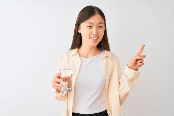 Joven Mujer China Con Gafas Beber Vaso Agua Sobre Fondo —  Fotos de Stock