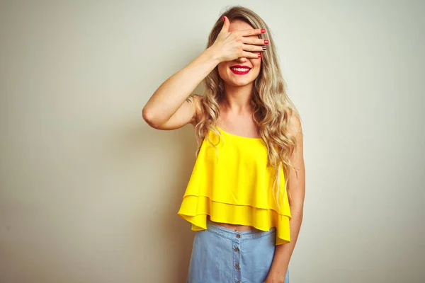 Jeune Belle Femme Portant Shirt Jaune Debout Sur Fond Blanc — Photo