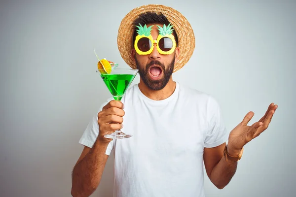 Hombre Indio Con Aspecto Divertido Verano Bebiendo Cóctel Sobre Fondo — Foto de Stock