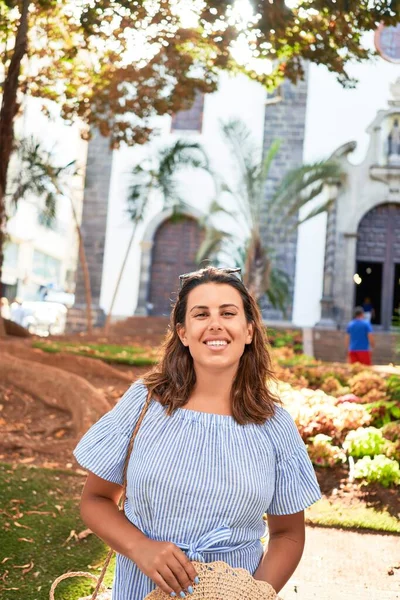 Jeune Belle Femme Souriante Heureuse Marchant Dans Les Rues Ville — Photo