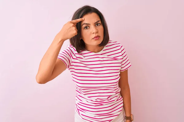 Junge Schöne Frau Gestreiftem Shirt Das Über Isoliertem Rosa Hintergrund — Stockfoto