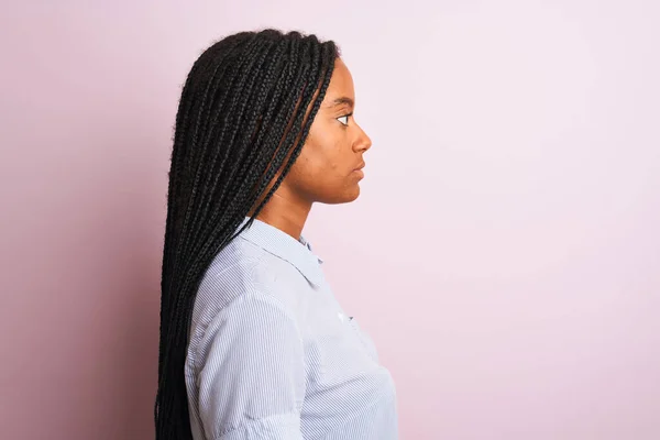 Jovem Afro Americana Vestindo Camisa Listrada Sobre Fundo Rosa Isolado — Fotografia de Stock