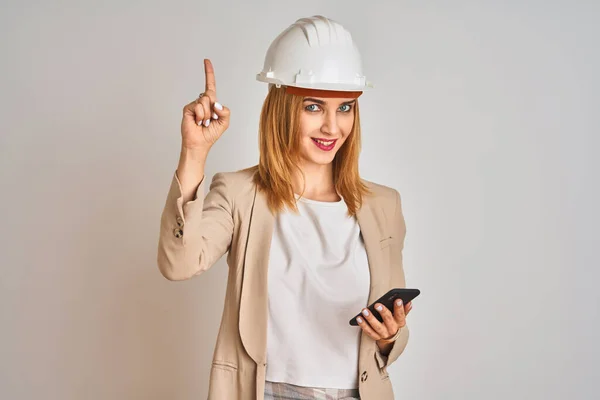 Junge Kaukasische Ingenieurin Mit Smartphone Und Schutzhelm Überrascht Mit Einer — Stockfoto