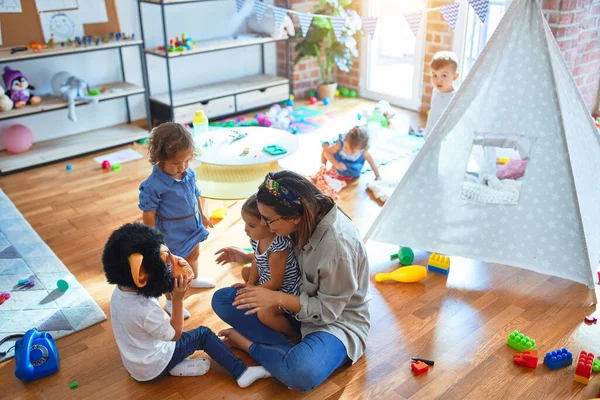 Belo Professor Grupo Crianças Brincando Torno Lotes Brinquedos Jardim Infância — Fotografia de Stock