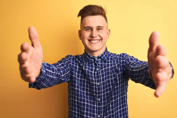 Joven Hombre Guapo Con Camisa Casual Pie Sobre Fondo Amarillo —  Fotos de Stock