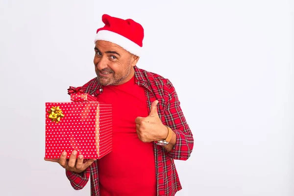 Hombre Mediana Edad Con Sombrero Navidad Santa Celebración Regalo Sobre — Foto de Stock