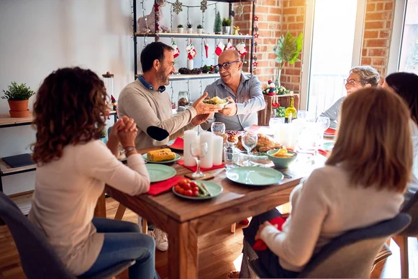 Familia Amigos Cenando Casa Celebrando Víspera Navidad Con Comida Tradicional — Foto de Stock