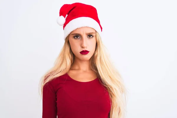 Jonge Mooie Vrouw Dragen Kerstman Hoed Geïsoleerde Witte Achtergrond Sceptisch — Stockfoto