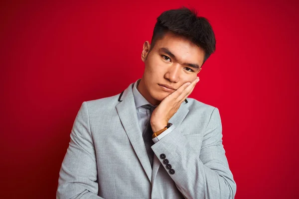Ázsiai Kínai Üzletember Szürke Kabát Nyakkendő Áll Elszigetelt Piros Háttér — Stock Fotó