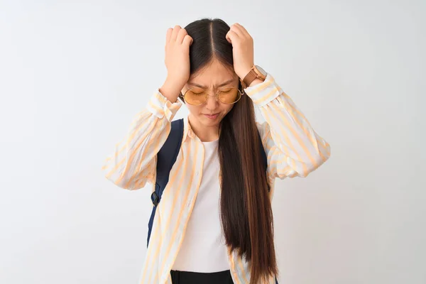 Νεαρή Κινέζα Φοιτήτρια Γυαλιά Και Σακίδιο Πλάτης Απομονωμένο Λευκό Φόντο — Φωτογραφία Αρχείου