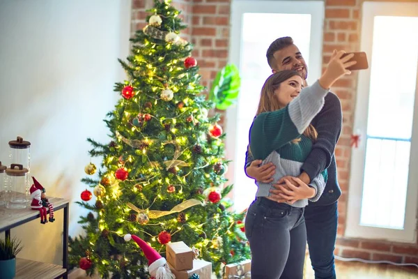 Jovem Casal Bonito Sorrindo Feliz Confiante Abraçando Fazer Selfie Por — Fotografia de Stock