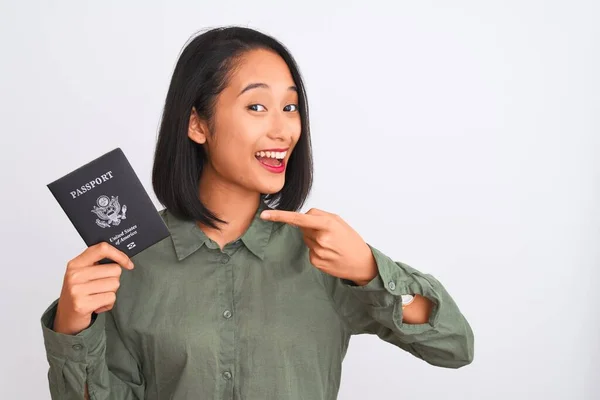 Schöne Chinesin Mit Pass Über Isoliertem Weißem Hintergrund Sehr Glücklich — Stockfoto