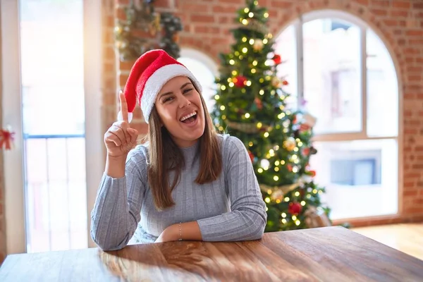 Junge Schöne Frau Mit Weihnachtsmannmütze Heimischen Tisch Rund Die Weihnachtsdekoration — Stockfoto