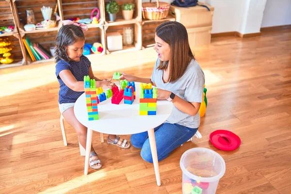 Bela Professora Menina Brincando Com Blocos Construção Torre Bulding Jardim — Fotografia de Stock