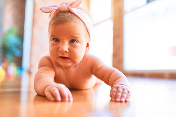 Entzückendes Baby Das Hause Auf Dem Sofa Liegt Neugeborenes Entspannt — Stockfoto