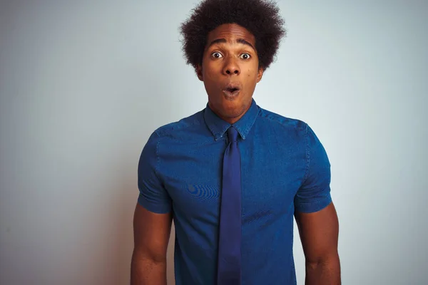 Amerikanischer Geschäftsmann Mit Afro Haaren Trägt Blaues Hemd Und Krawatte — Stockfoto