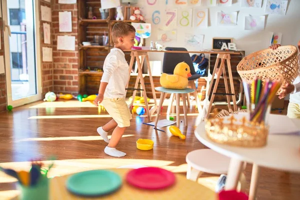 Linda Criança Loira Brincando Torno Lotes Brinquedos Jardim Infância — Fotografia de Stock