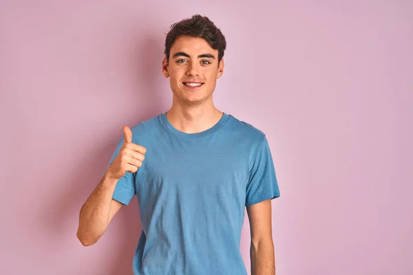 Adolescente Niño Vistiendo Casual Camiseta Pie Sobre Fondo Azul Aislado — Foto de Stock