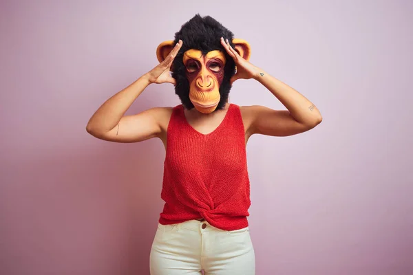 Mulher Vestindo Shirt Máscara Macaco — Fotografia de Stock