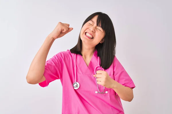 Mladá Krásná Čínská Ošetřovatelka Nosí Stetoskop Nad Izolovaným Bílým Pozadím — Stock fotografie