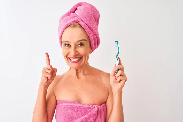 Mulher Meia Idade Usando Toalha Chuveiro Segurando Escova Dentes Sobre — Fotografia de Stock