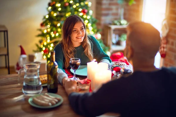 Young Beautiful Couple Smiling Happy Confident Eating Food Celebrating Christmas — Stock Photo, Image