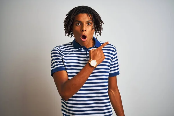 Homem Afro Com Dreadlocks Vestindo Pólo Azul Listrado Sobre Fundo — Fotografia de Stock