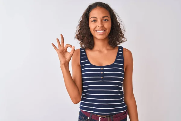 縞模様のTシャツを着た若いブラジル人女性は 孤立した白い背景の上に立っています 成功した表現 — ストック写真