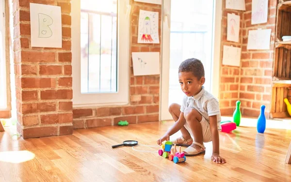 아름다운 아프리카 미국인 아기가 블록을 가지고 유치원에서 장난감을 가지고 있습니다 — 스톡 사진
