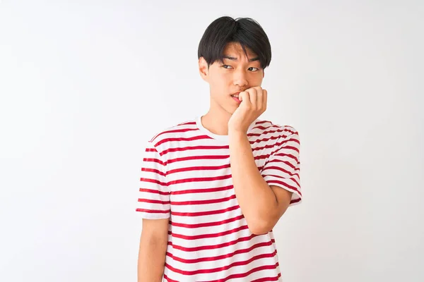 Junger Chinesischer Mann Lässigem Gestreiftem Shirt Der Vor Isoliertem Weißem — Stockfoto