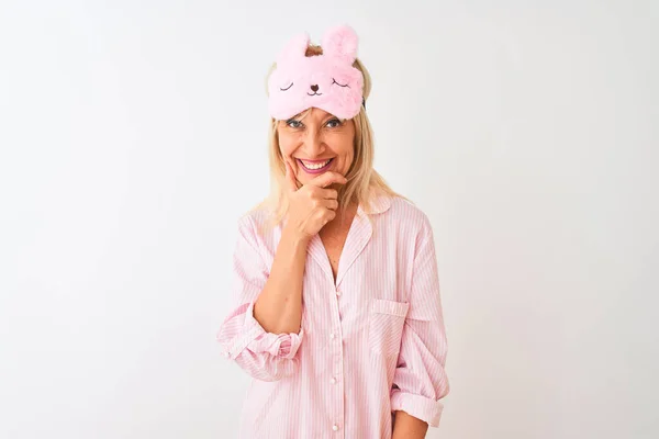 Frau Mittleren Alters Mit Schlafmaske Und Pyjama Vor Isoliertem Weißem — Stockfoto