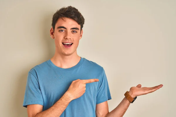 Menino Adolescente Vestindo Camiseta Casual Sobre Fundo Isolado Espantado Sorrindo — Fotografia de Stock