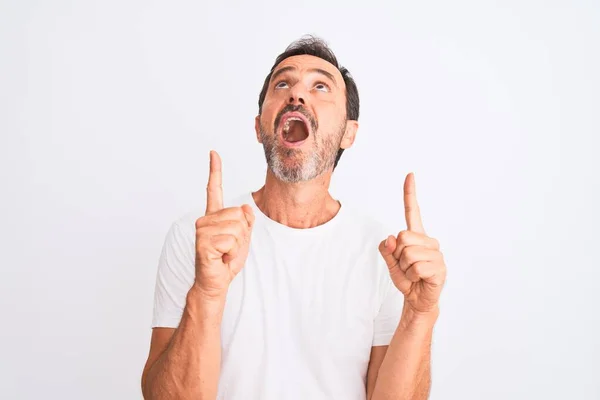 Hombre Guapo Mediana Edad Con Camiseta Casual Pie Sobre Fondo —  Fotos de Stock