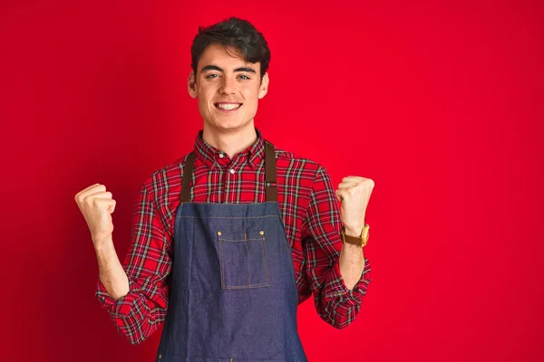 Tiener Jongen Dragen Werknemer Schort Geïsoleerde Achtergrond Vieren Verrast Verbaasd — Stockfoto