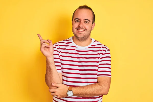 Jovem Vestindo Camiseta Listrada Casual Sobre Fundo Amarelo Isolado Com — Fotografia de Stock