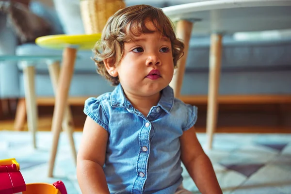 Hermosa Niña Jugando Con Juguetes Alfombra — Foto de Stock