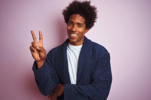 Fiatal Afro Amerikai Férfi Pizsamában Áll Elszigetelt Rózsaszín Háttér Felett — Stock Fotó