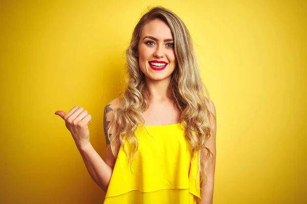 Jovem Attactive Mulher Vestindo Shirt Sobre Amarelo Isolado Fundo Sorrindo — Fotografia de Stock