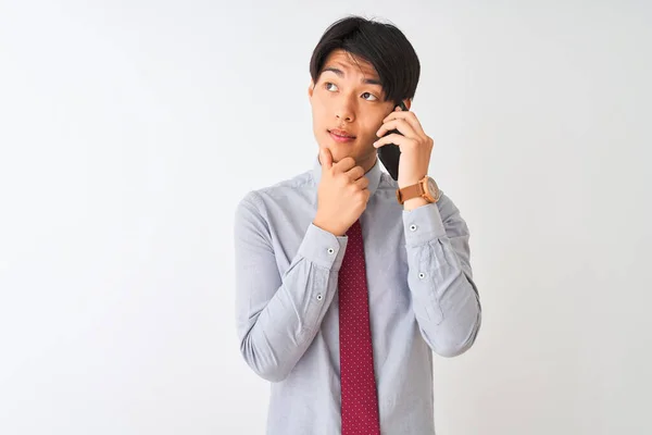 Empresario Chino Con Corbata Hablando Teléfono Inteligente Sobre Fondo Blanco — Foto de Stock