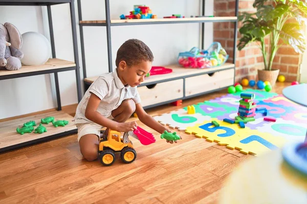 Mooie Afrikaanse Amerikaanse Peuter Spelen Met Trekker Speelgoed Kleuterschool — Stockfoto