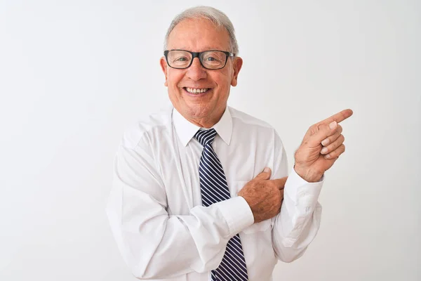 Starszy Siwowłosy Biznesmen Krawacie Okularach Białym Tle Dużym Uśmiechem Twarzy — Zdjęcie stockowe
