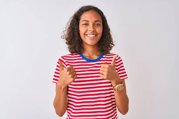 Jovem Brasileira Vestindo Camiseta Listrada Vermelha Sobre Fundo Branco Isolado — Fotografia de Stock