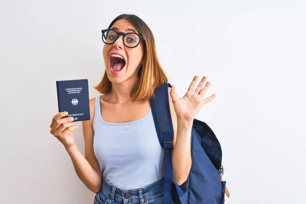 Hermosa Estudiante Pelirroja Con Mochila Pasaporte Alemania Muy Feliz Emocionada — Foto de Stock